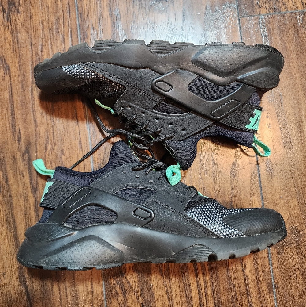 ⛔️SOLD⛔️Nike Huarache Black & Teal